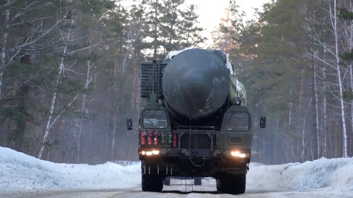 Foto: Unit sistem rudal balistik antarbenua Yars Rusia bergerak selama latihan oleh pasukan rudal strategis negara itu di lokasi yang tidak diketahui di Siberia, Rusia, dalam gambar ini yang diambil dari rekaman yang dirilis pada 2 April 2026. (via REUTERS/Russian Defence Ministry)