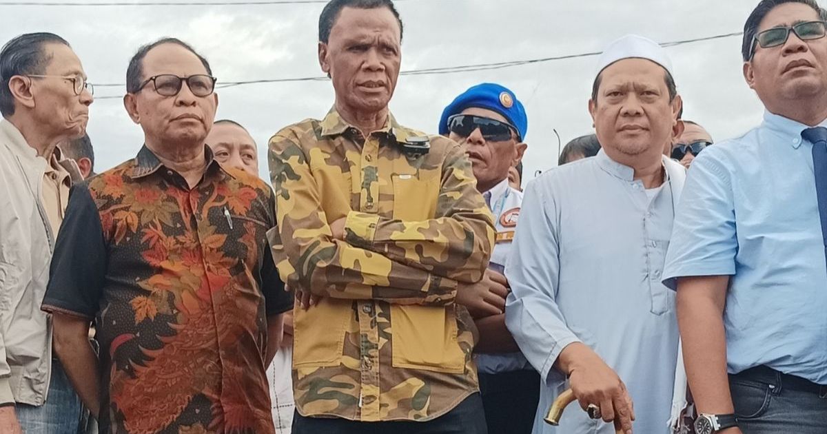 Ketua Umum Gerakan Rakyat Indonesia Bersatu (GRIB) Jaya, Rosario de Marshall alias Hercules (kemeja kuning)saat memberikan keterangan pers di Tanah Abang, Jakarta Pusat pada Jumat, 10 April 2026. ( Foto Kompas.com/Dian Erika)