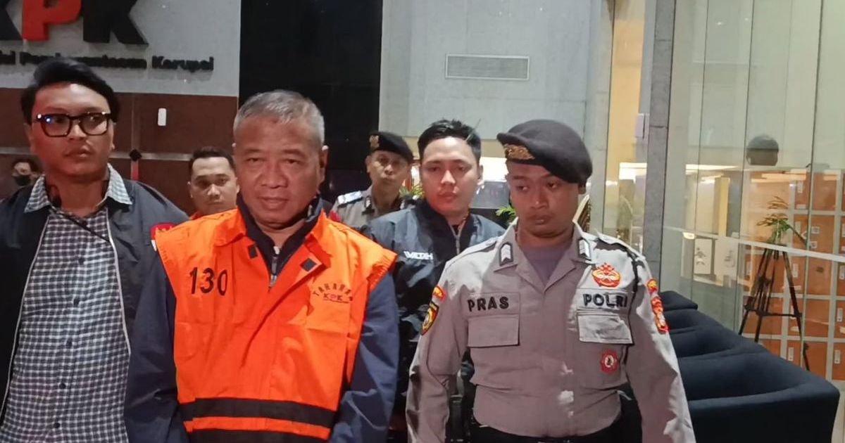 Bupati Tulungagung Gatut Sunu Wibowo saat keluar dari Gedung Merah Putih KPK, Jakarta, Minggu (12/4/2026). (Foto via Kompas.com)