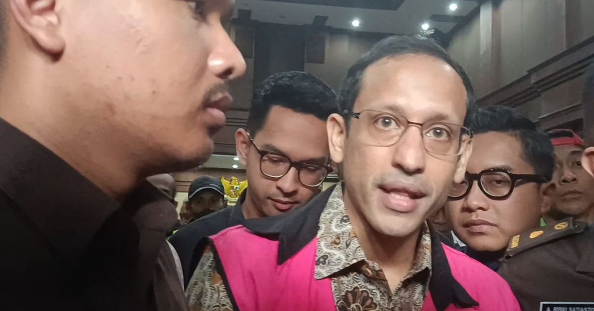 Eks Mendikbudristek Nadiem Makarim saat memberikan keterangan di jeda sidang kasus dugaan pengadaan laptop berbasis Chromebook di Pengadilan Tipikor Jakarta, Senin (13/4/2026). (Foto via Kompas.com)