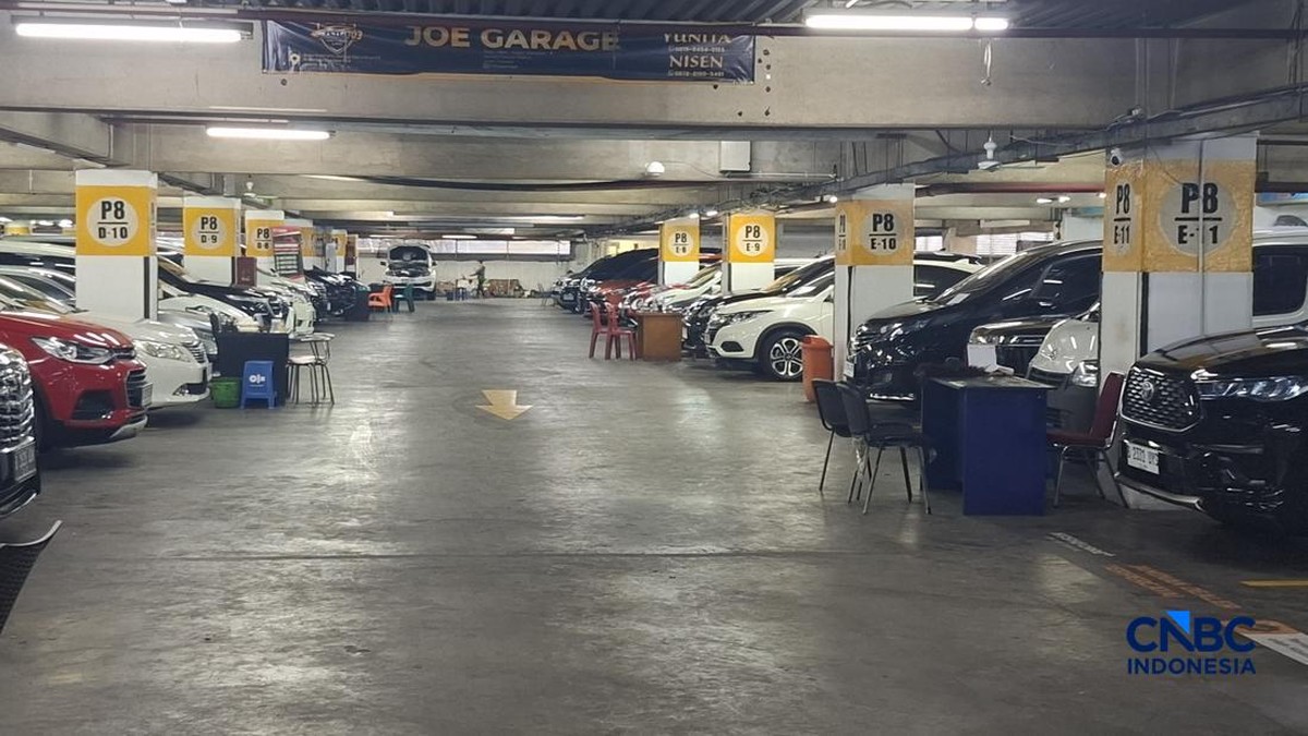 Foto: Penjualan  mobil bekas di WTC Mangga Dua, Jakarta Utara, Rabu (15/4/2026). (CNBC Indonesia/ Chandra Dwi Pranata)