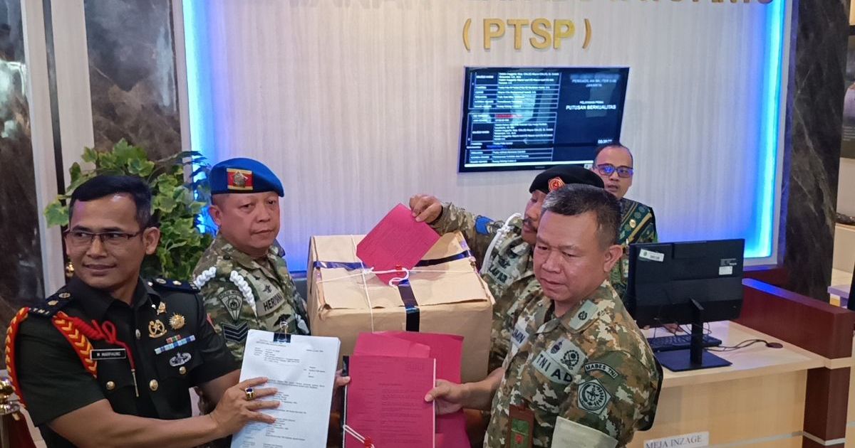 Oditurat Militer II-07 Jakarta resmi melimpahkan berkas perkara kasus penyiraman air keras terhadap Wakil Koordinator Komisi untuk Orang Hilang dan Korban Tindak Kekerasan (KontraS), Andrie Yunus, ke Pengadilan Militer II-08 Jakarta pada Kamis, 16 April 2026. (Foto Febryan Kevin/Kompas.com)