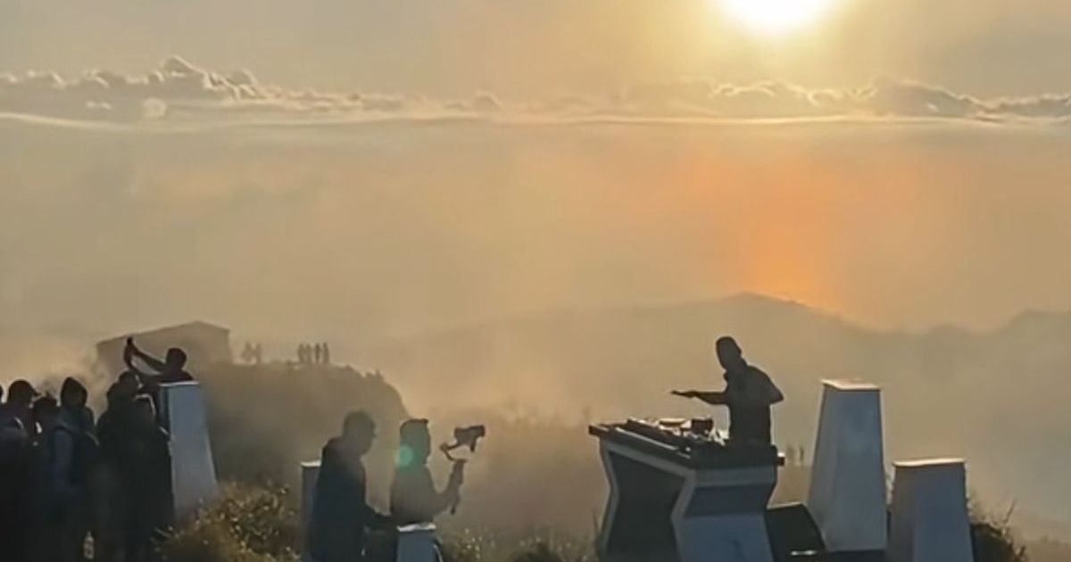 Tangkapan layar video seorang WNA yang nge-DJ di puncak Gunung Batur, Kintamani, Kabupaten Bangli, Provinsi Bali. (Dok Instagram @denpasar.viral via Kompas.com)