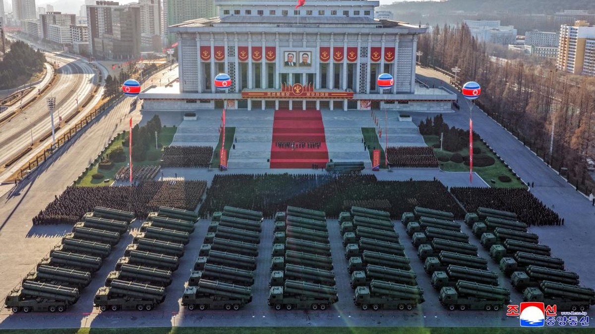 Foto: Korea Utara (Korut) memamerkan serangkaian peluncur roket berukuran besar, yang diklaim memiliki kemampuan nuklir. (via REUTERS/KCNA)
