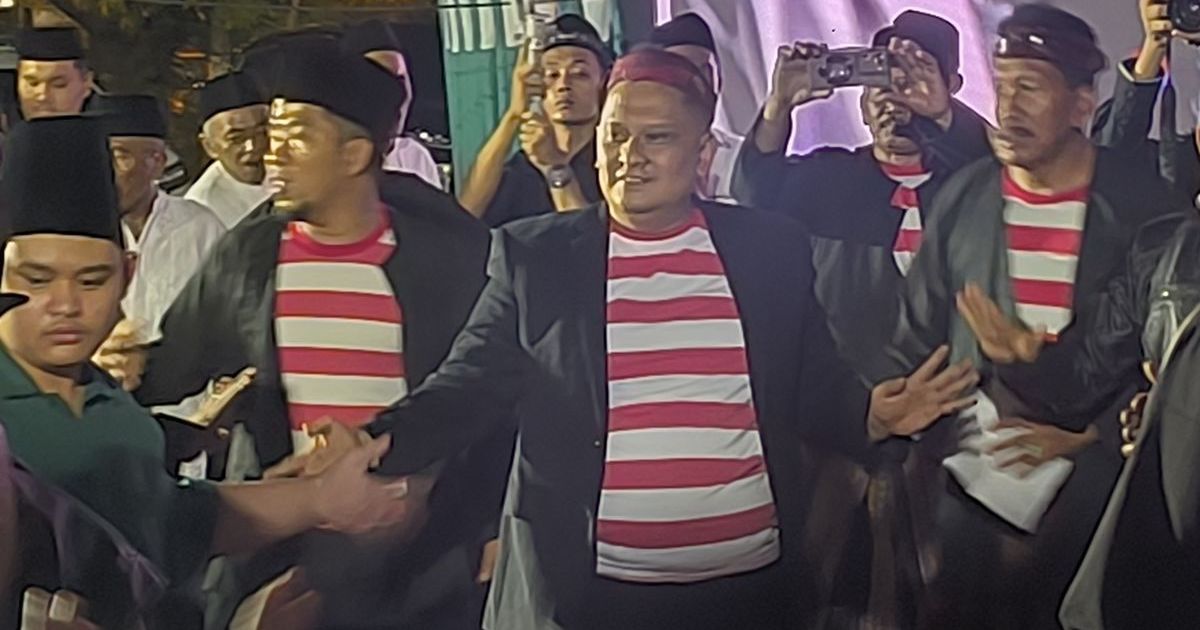 Haji Her berada di deretan tokoh masyarakat dan kiai muda di Monumen Arek Lancor, Kabupaten Pamekasan, Jawa Timur, Jumat (17/4/2026) malam (Foto KOMPAS.COM/Fathor Rahman)