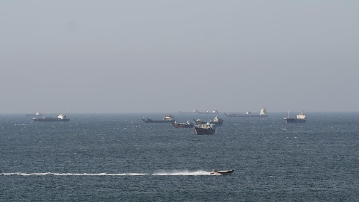 Foto: Kapal dan tanker di Selat Hormuz di lepas pantai Musandam, Oman, 18 April 2026. (REUTERS/Stringer)