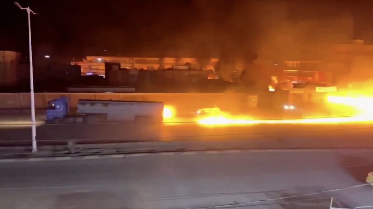 Kebakaran hebat terjadi saat sebuah truk tanki bahan bakar terbakar di Pusat Kota Hasakah, Timur Laut Suriah, Kamis. Insiden itu terjadi pada malam hari dan membuat warga sekitar panik. (Tangkapan Layar Video Reuters/)