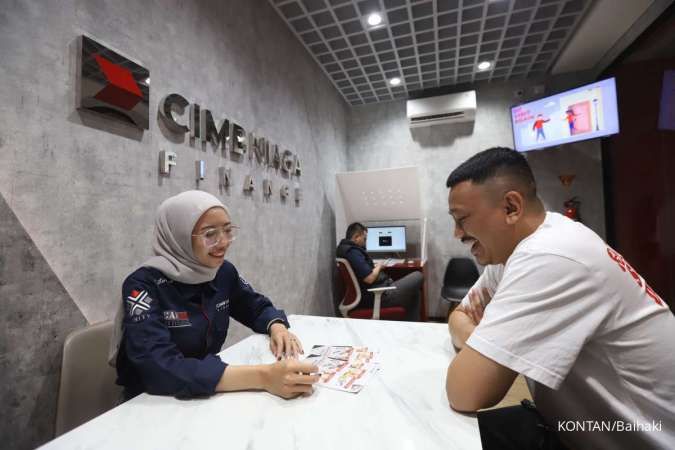 ILUSTRASI. Pelayanan nasabah di Kantor CIMB Niaga Auto Finance (CNAF) (KONTAN/Baihaki)