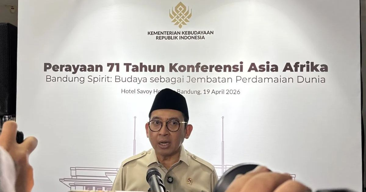 Menteri Kebudayaan (Menbud) Fadli Zon saat memberikan keterangan di Kota Bandung, Jawa Barat, Minggu (19/4/2026).  (ANTARA FOTO/Rubby Jovan)