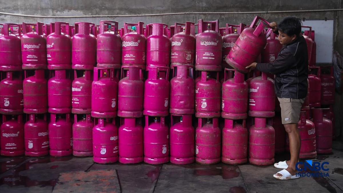 Foto: Pekerja memindahkan tabung gas LPG non-subsidi (Bright Gas) ukuran 5,5 kg di salah satu agen di kawasan Pasar Rebo, Jakarta, Rabu (1/4/2026). (CNBC Indonesia/Faisal Rahman)