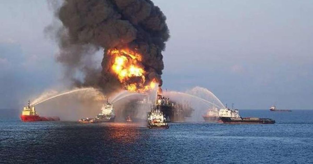 Anjungan pengeboran Deepwater Horizon usai ledakan awal yang terjadi. (Foto: USCG)