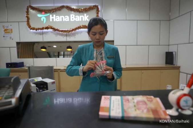 ILUSTRASI. Teller menghitung uang di Hana Bank, Jakarta (KONTAN/Baihaki)