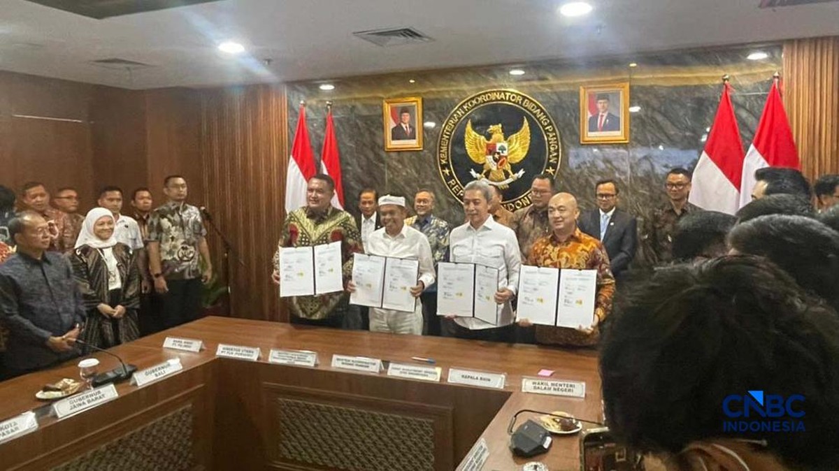 Foto: Penandatanganan Bersama Perjanjian Kerjasama (PKS) antara Pemerintah Daerah dan Badan Usaha Pengembangan dan Pengelola (BUPP) Pengelolaan Sampah Menjadi Energi Listrik (PSEL) di ruang rapat utama Kemenko Pangan, Jakarta Pusat, Selasa (21/4/2026). (CNBC Indonesia/Romys Binekasri)