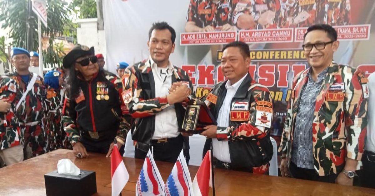 Organisasi Kemasyarakatan (Ormas) Laskar Merah Putih (LMP) resmi mengakhiri dualisme kepemimpinan melalui proses rekonsiliasi yang berlangsung di Markas Besar LMP, Grogol, Jakarta Barat, Selasa (21/4/2026). [Foto: ist]