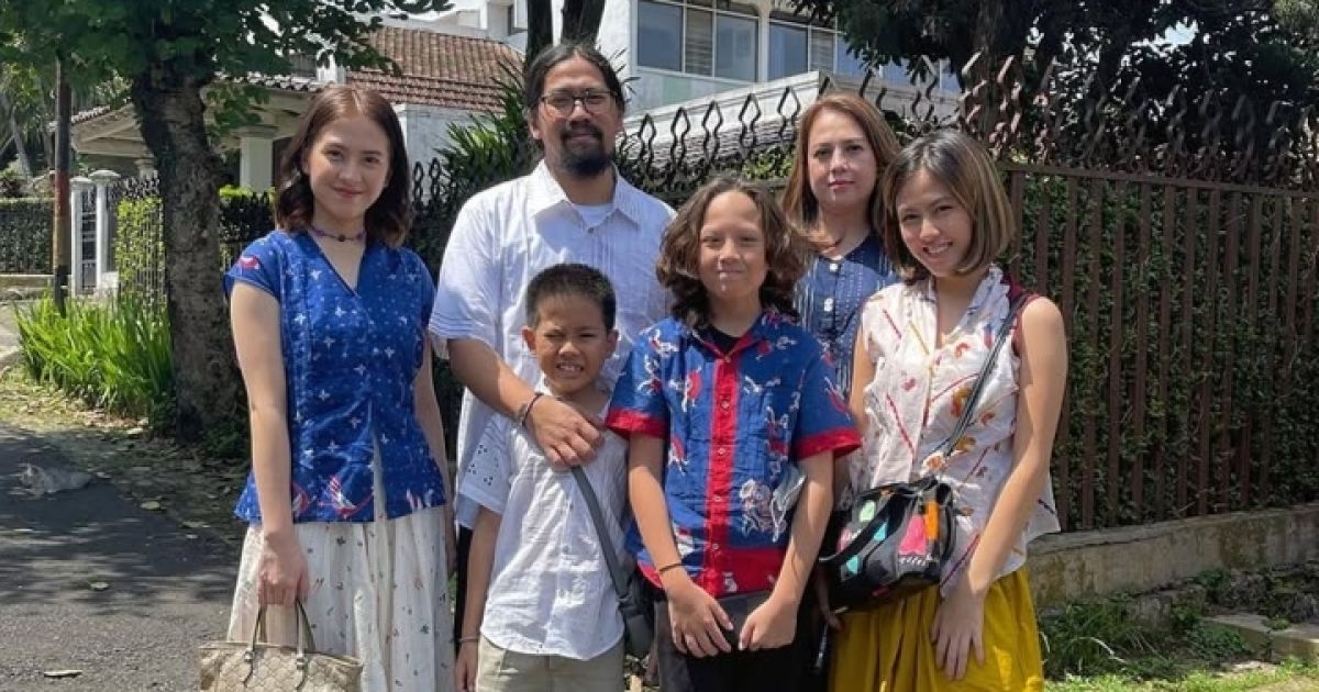Momen kebersamaan Adhisty Zara dengan kedua orangtuanya serta saudara kandungnya yang Curi perhatian. [Foto: Instagram/@zaraadhsty]