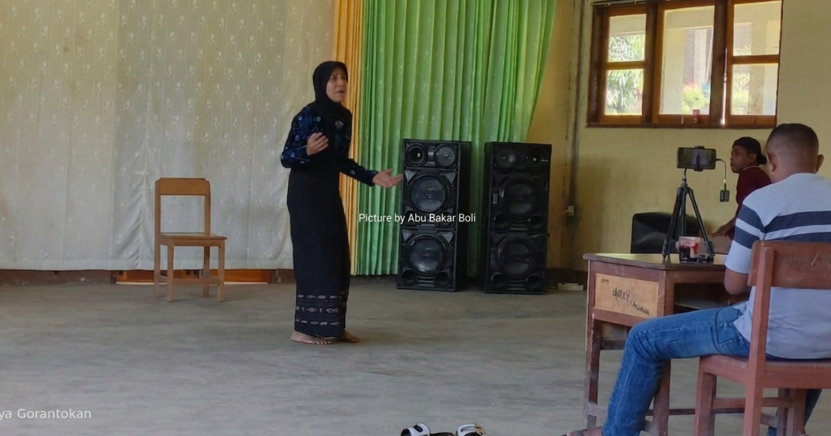 Noor Aini, peserta lomba Monolog dari SMAN 1 Adonara saat recording (Foto Istimewa/Abu Bakar Boli)