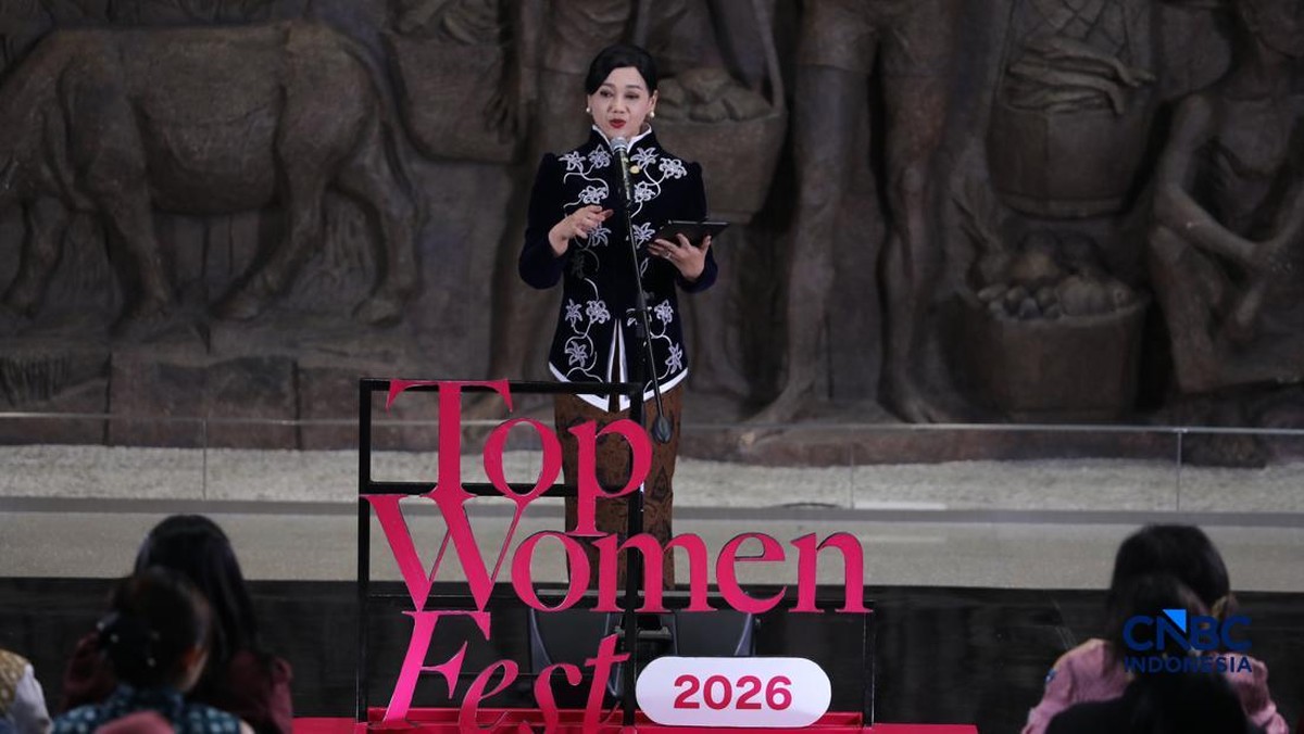 Foto: Ketua Dewan Komisioner Otoritas Jasa Keuangan (OJK), Friderica Widyasari menyampaikan keyonote speech dalam acara Top Women Fest 2026 di Sarinah, Jakarta, Sabtu (25/4/2026). (CNBC Indonesia/Tri Susilo)