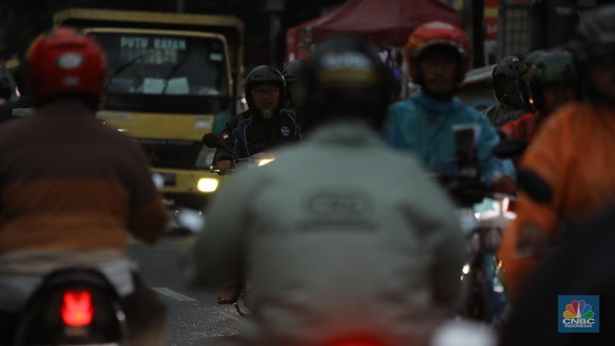 Foto: Pengendara sepeda motor melintasi Jalan Kebayoran Lama, Jakarta Selatan, Rabu (29/10/2025). Hujan dengan intensitas sedang mengguyur sebagian wilayah di Jakarta pada sore hari. (CNBC Indonesia/Tri Susilo)