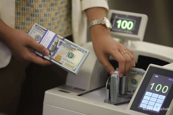 Melemahnya Rupiah Mendorong Masyarakat Cari Lindung Nilai Lewat Simpanan Dolar
