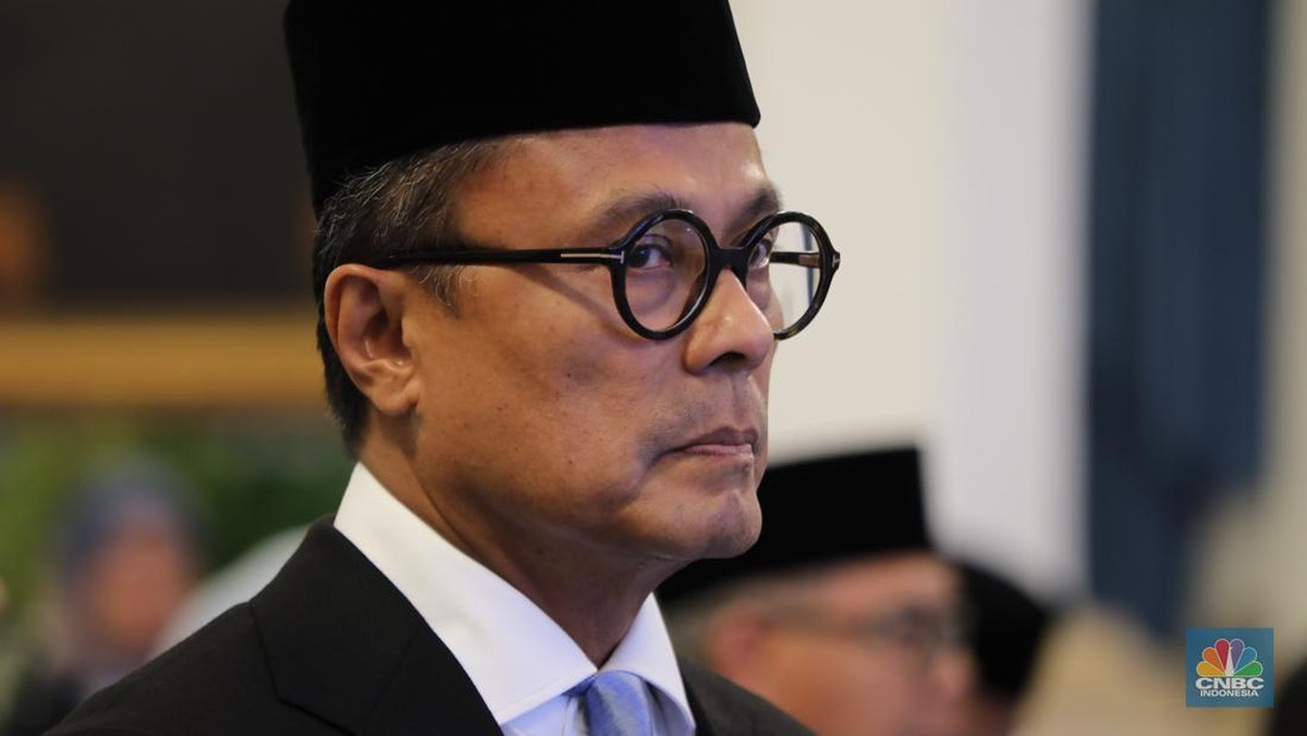 Foto: Presiden Prabowo Subianto melantik Dony Oskaria sebagai kepala Badan Pengaturan Badan Usaha Milik Negara (BP BUMN) di Istana Negara, Rabu (8/10/2025). (CNBC Indonesia/Tri Susilo)