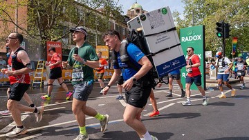 Aksi Inspiratif Pelari Inggris: Selesaikan London Marathon 2026 Sambil Menggendong Kulkas 25 Kg