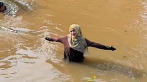 Aksi Mengejutkan Ria Ricis Turun ke Kali Ciliwung, Apa Misi di Balik Penangkapan Ikan Eksotis?