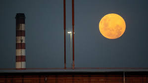 Ilustrasi. Sejumlah fenomena akan menghiasi langit selama bulan Mei, mulai dari hujan meteor Eta Aquarids hingga kemunculan langka Blue Moon. Simak daftar lengkapnya. (Foto: AFP/TOMAS CUESTA)