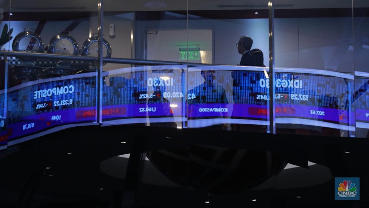 Foto: Suasana layar digital pergerakan harga saham di Bursa Efek Indonesia, Jakarta, Rabu (28/1/2026). (CNBC Indonesia/Muhammad Sabki)