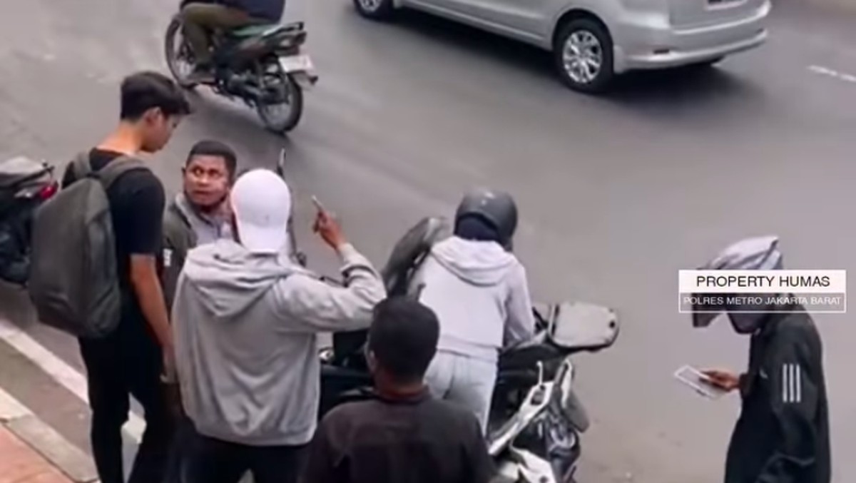 Foto: Ilustrasi Debt Collector mengambil motor nasabah ditengah jalan. (Instagram/@polres_jakbar via Detikcom)