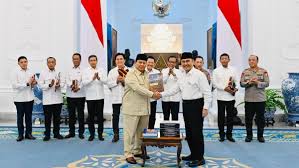 Foto: Presiden Prabowo Subianto menerima 10 buku laporan hasil kerja Komisi Percepatan Reformasi Polri (KPRP) di Istana Merdeka. (Laily Rachev - BPMI Setpres)
