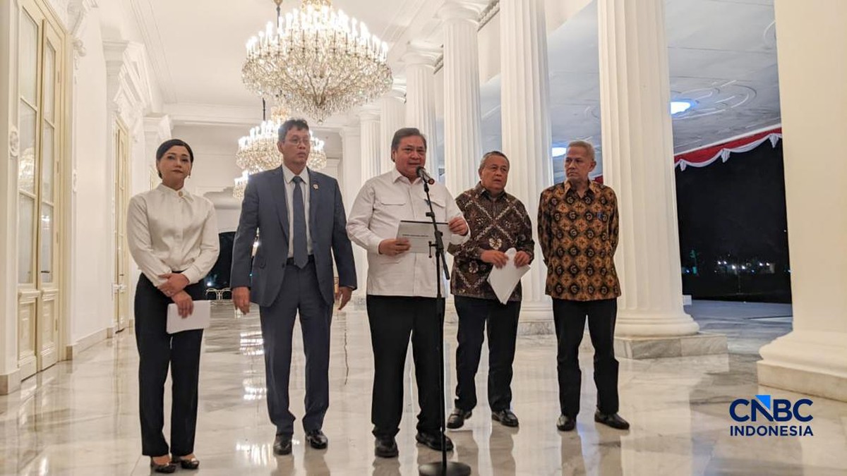 Foto: (Kiri-Kanan) Ketua Dewan Komisioner Otoritas Jasa Keuangan (OJK), Friderica Widyasari, Menteri Keuangan, Purbaya Yudhi Sadewa, Menko Perekonomian, Airlangga Hartarto, Gubernur Bank Indonesia, Perry Warjiyo, dan Ketua Dewan Komisioner Lembaga Penjamin Simpanan (LPS), Anggito Abimanyu saat menyampaikan keterangan pers di Istana Negara, Jakarta, Selasa (5/5/2026). (CNBC Indonesia/Emir Yanwardhana)