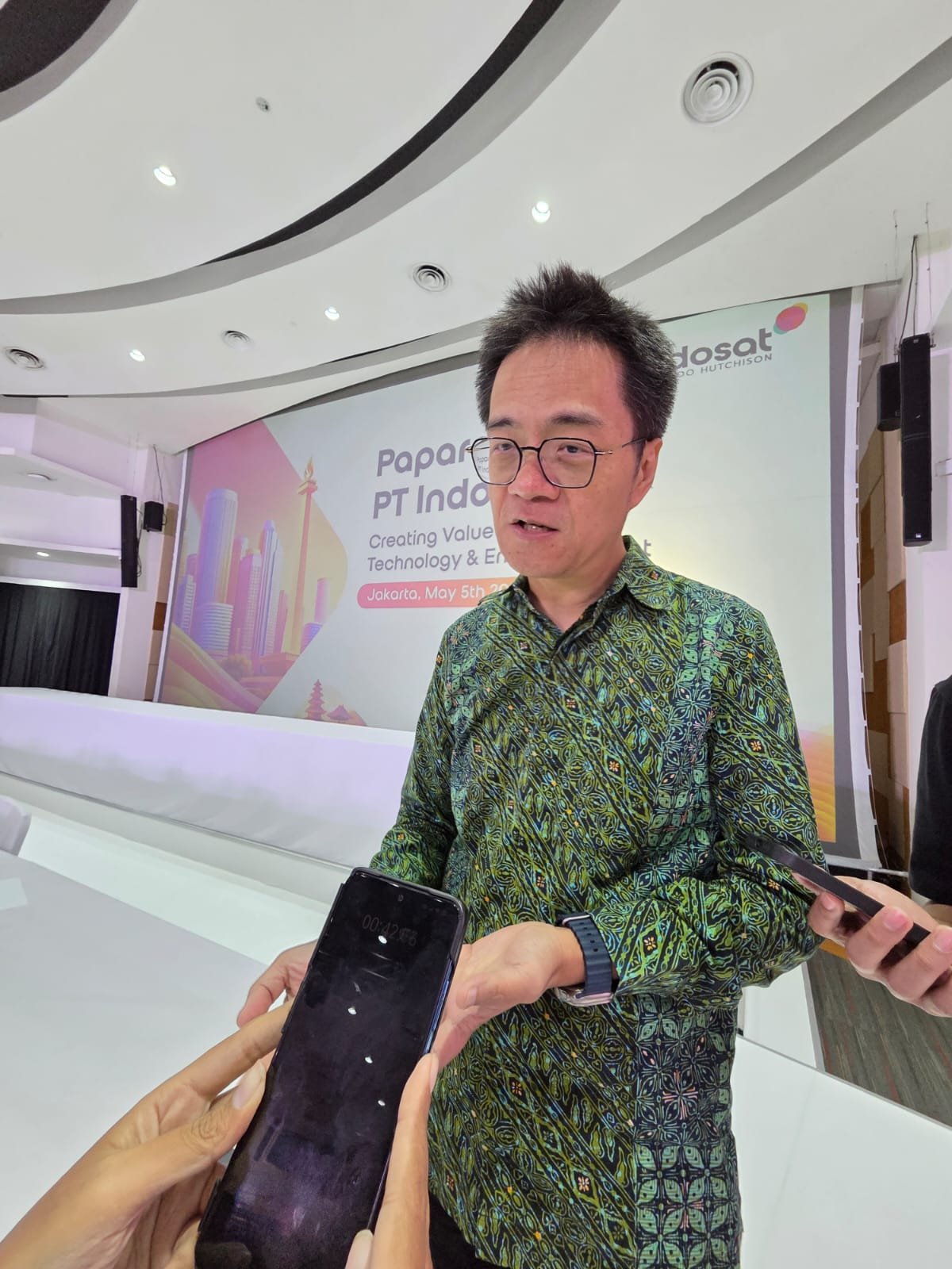 Direktur Indosat, Lee Chi Hung (Nicky Lee),