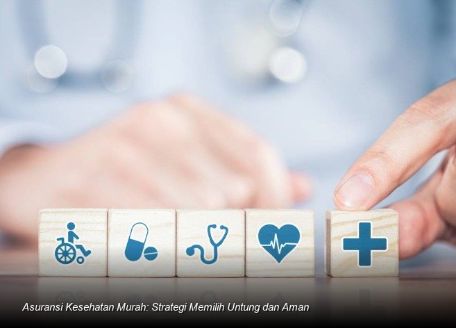 Konsultan keuangan profesional sedang menjelaskan dokumen polis asuransi kepada sepasang suami istri yang tampak tenang dan percaya diri di meja kantor modern.