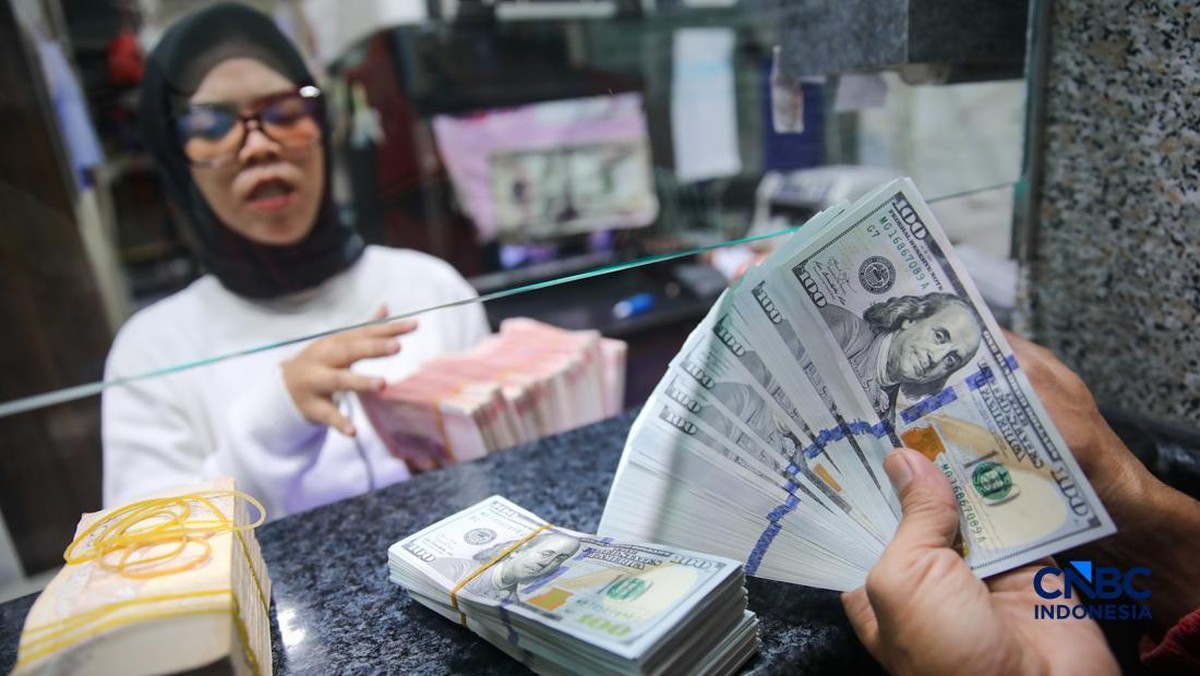 Foto: Warga melakukan penukaran mata uang rupiah ke dolar AS di Money Changer Valuta Artha Mas, Jakarta, Rabu (6/5/2026). (CNBC Indonesia/Faisal Rahman)