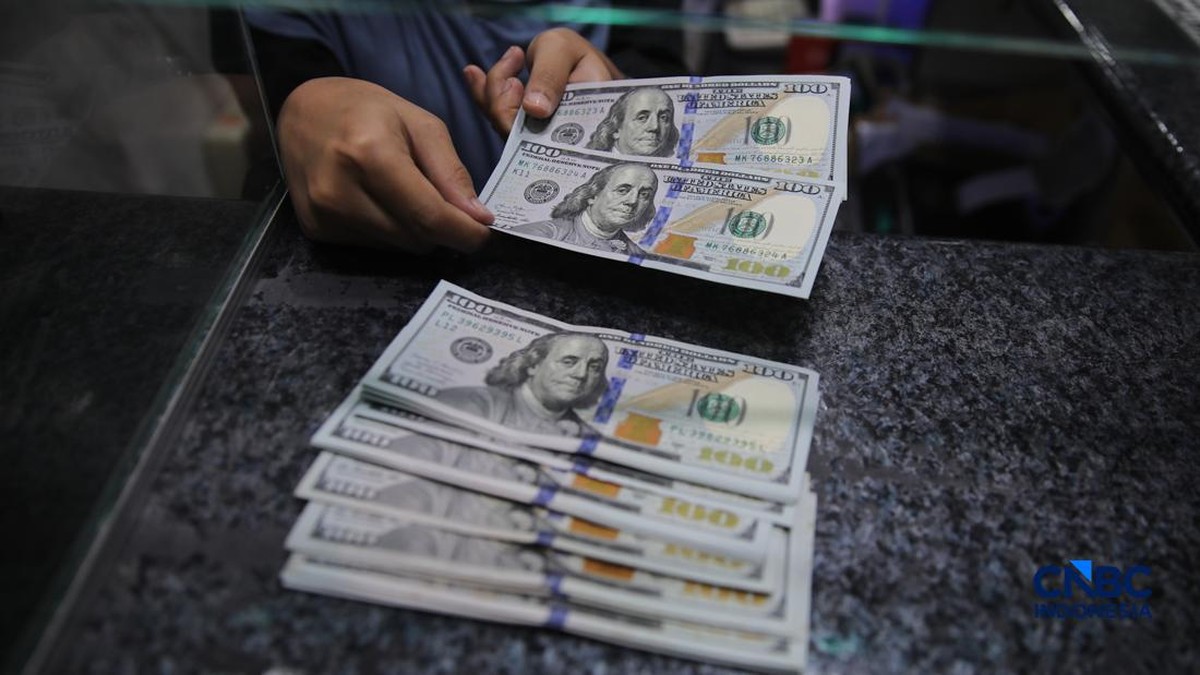 Foto: Warga melakukan penukaran mata uang rupiah ke dolar AS di Money Changer Valuta Artha Mas, Jakarta, Rabu (6/5/2026). (CNBC Indonesia/Faisal Rahman)