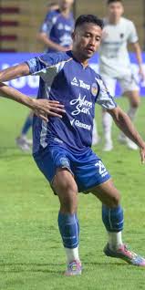 Pesepak bola Persita Tangerang Hokky Caraka (kiri) berebut bola dengan pesepak bola PSIM Yogyakarta Rio Hardiawan (kanan) saat bertanding pada lanjutan BRI Super League 2025/2026 di Stadion Sultan Agung, Bantul, D.I Yogyakarta, Kamis (30/4/2026). Persita Tangerang menang atas PSIM Yogyakarta dengan skor 1-0. ANTARA FOTO/Andreas Fitri Atmoko/YU
