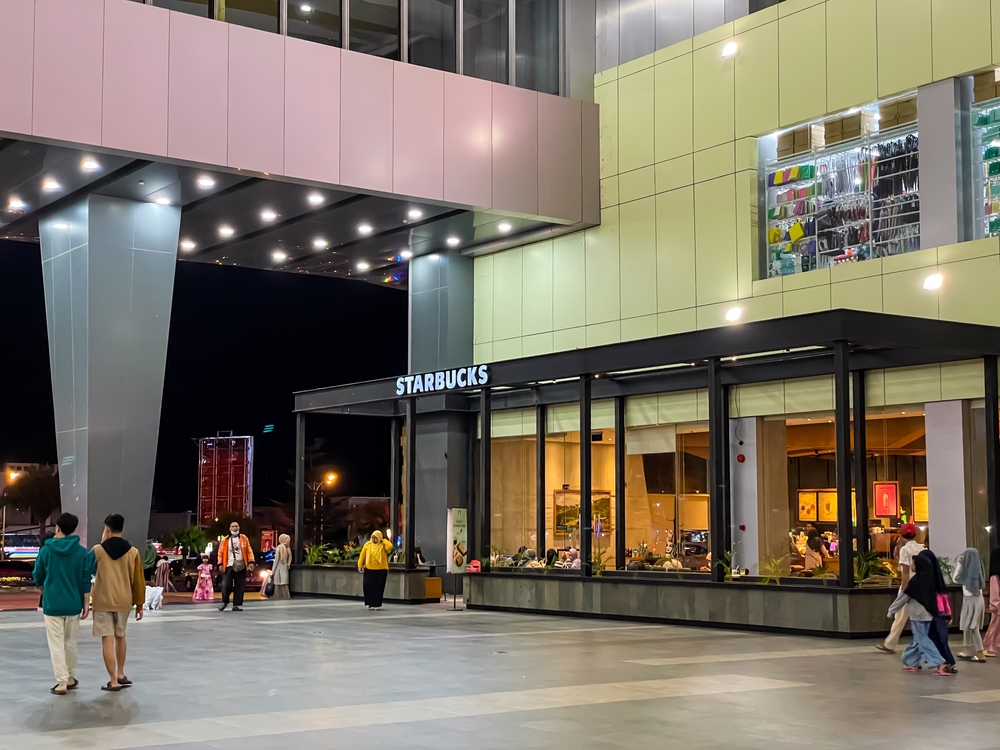 Gerai Starbucks di Batam, yang operasinya di Indonesia oleh PT MAP Boga Adiperkasa Tbk (MAPB) melalui PT Sari Coffee Indonesia, unit usaha PT Mitra Adiperkasa Tbk (MAPI). (Shutterstock)