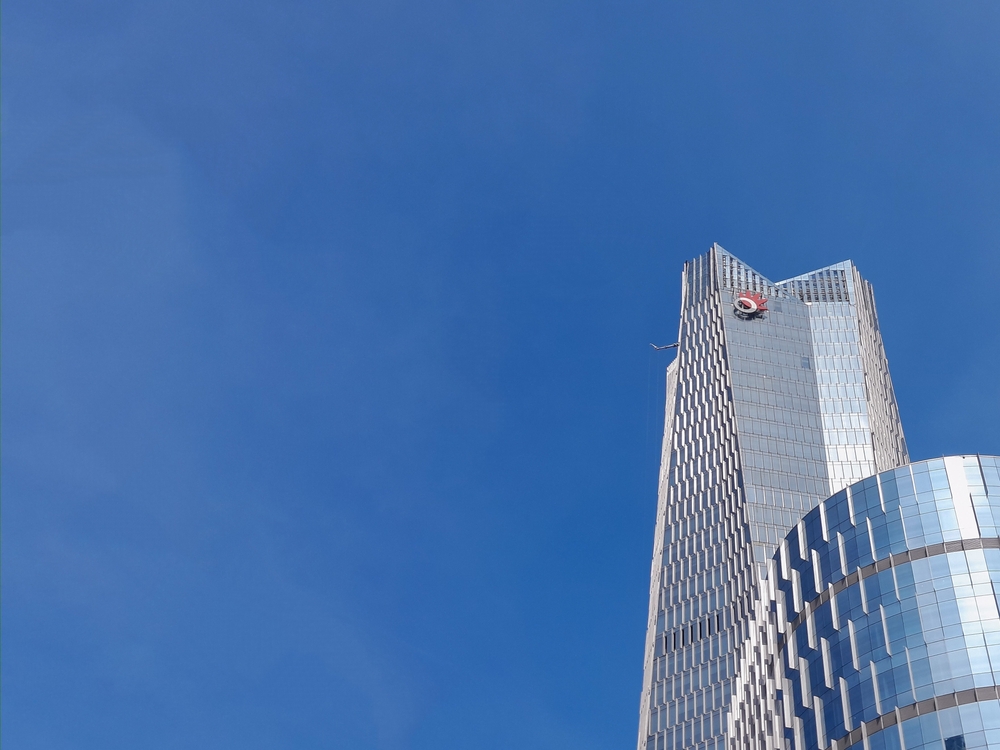 Menara PT Telkom Indonesia Tbk (TLKM) di Jl Gatot Soebroto, Jakarta. TLKM jadi salah satu BUMN di bawah Danantara. (Shutterstock)