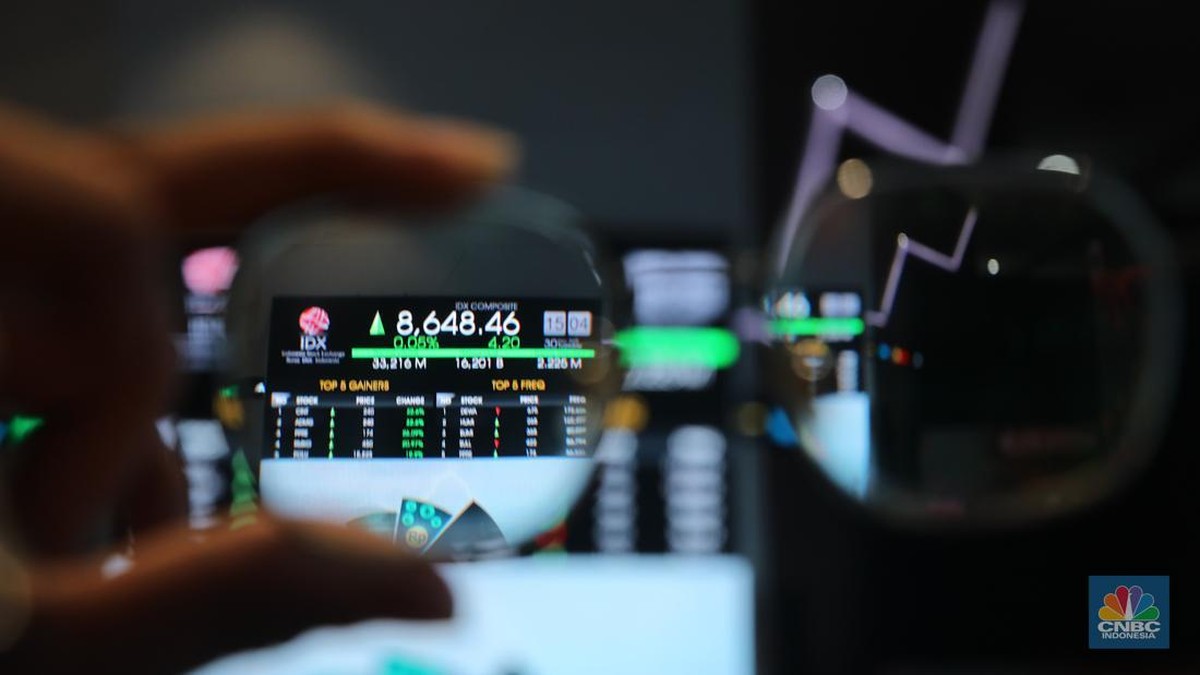 Foto: Layar menampilkan Indeks Harga Saham Gabungan (IHSG) saat Penutupan Perdagangan Bursa Efek Indonesia (BEI) Tahun 2025 di Gedung BEI, Jakarta, Selasa (30/12/2025). (CNBC Indonesia/Faisal Rahman)