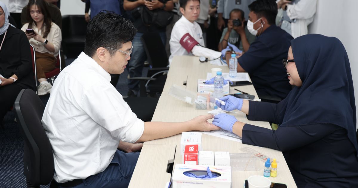 CEO Cermati Fintech Group, Andhy Koesnandar mengikuti aksi donor darah. [Foto: bisnismarket.com/ ist]