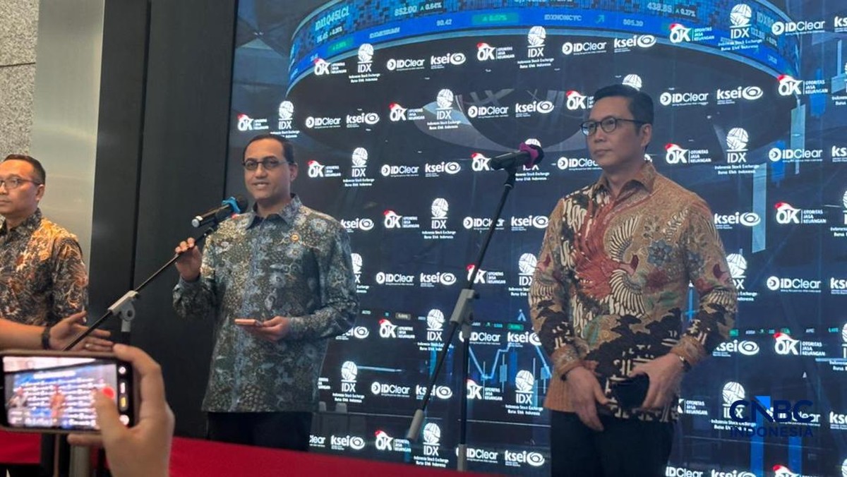 Foto: Kepala Eksekutif Pengawas Pasar Modal, Keuangan Derivatif, dan Bursa Karbon Otoritas Jasa Keuangan (OJK) Hasan Fawzi saat menyampaikan Konferensi Pers Pasar Modal di Gedung Bursa Efek Indonesia, Jakarta, Rabu (13/5/2026). (CNBC Indonesia/Mentari Puspadini)