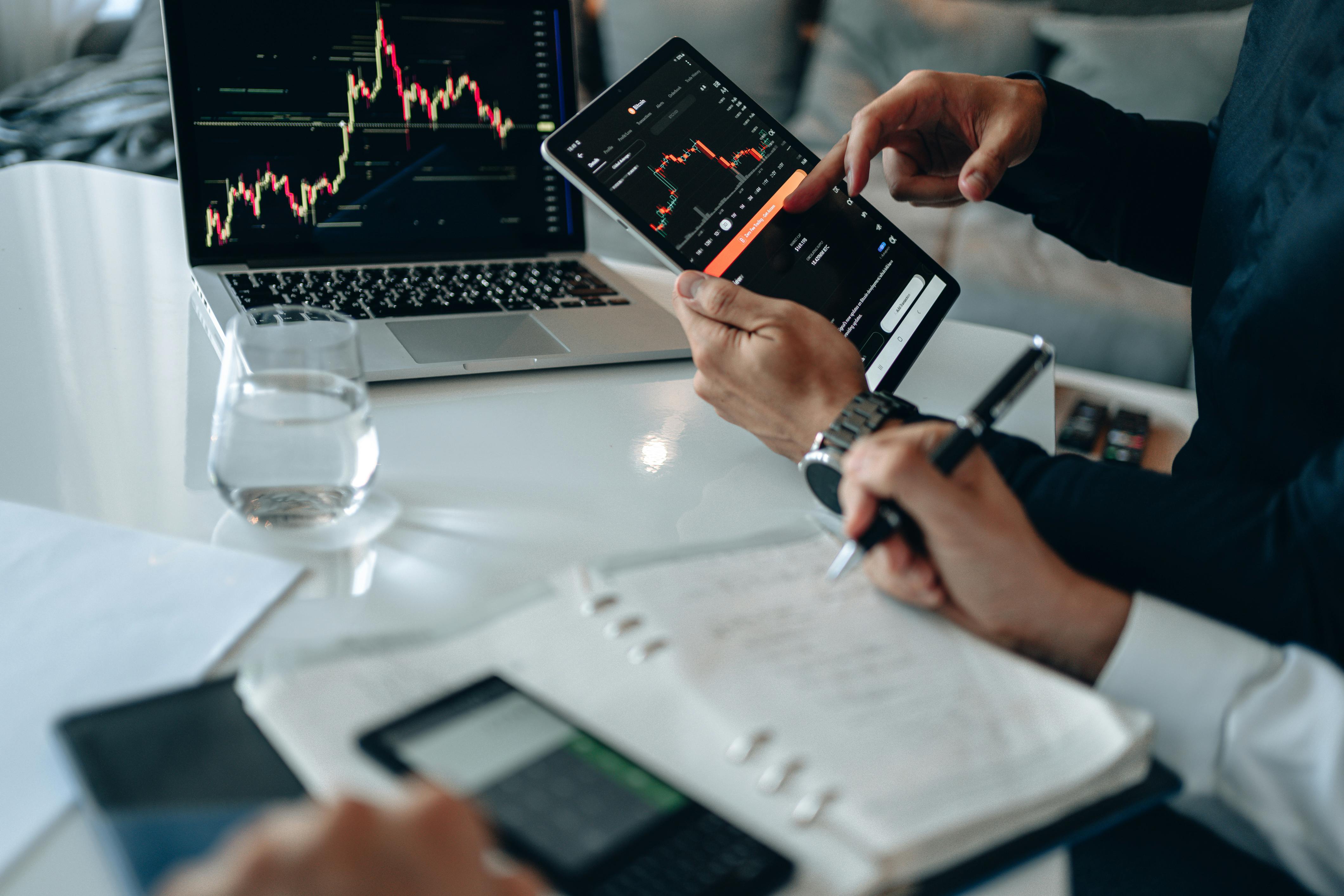 Ilustrasi investor melakukan diversifikasi investasi di reksa dana Trimegah. (Photo by AlphaTradeZone: Pexels)