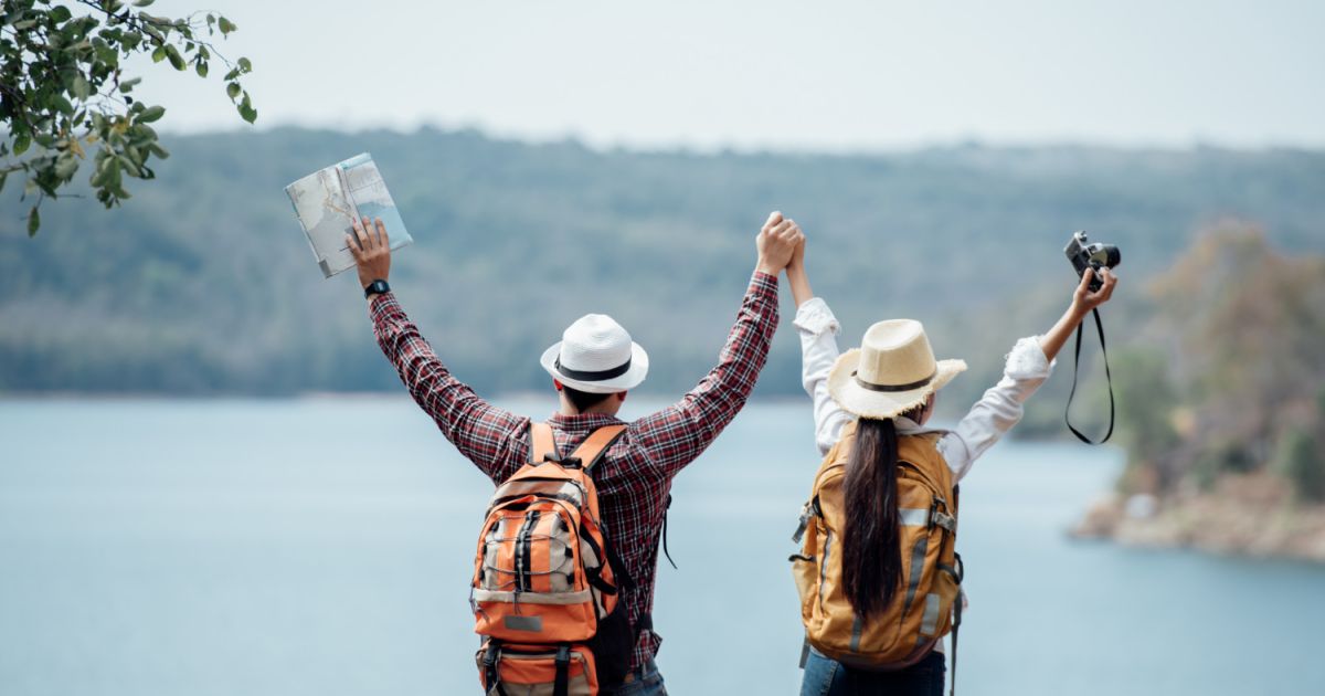 Ilustrasi traveling low budget untuk pemula [Foto:Magnific]