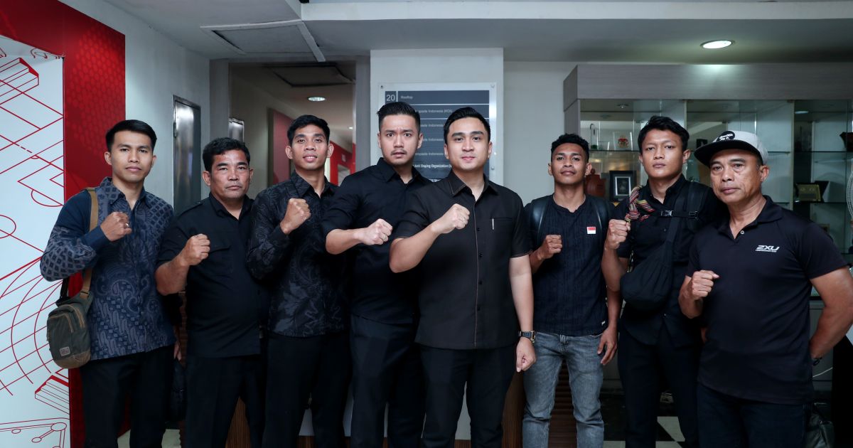 Lutfi Agizal dan pengurus PB Muay Thai Indonesia saat mendatangi lembaga olahraga nasional/ Arif Ferdian.