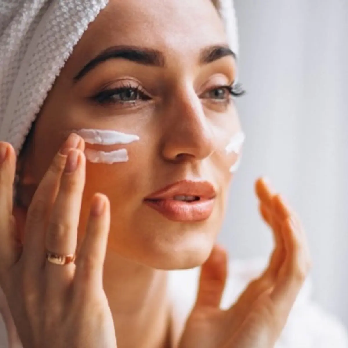 Panduan Lengkap Pemilihan Sunscreen Fisik: Perlindungan Maksimal untuk Kulit Reaktif dan Ibu Hamil