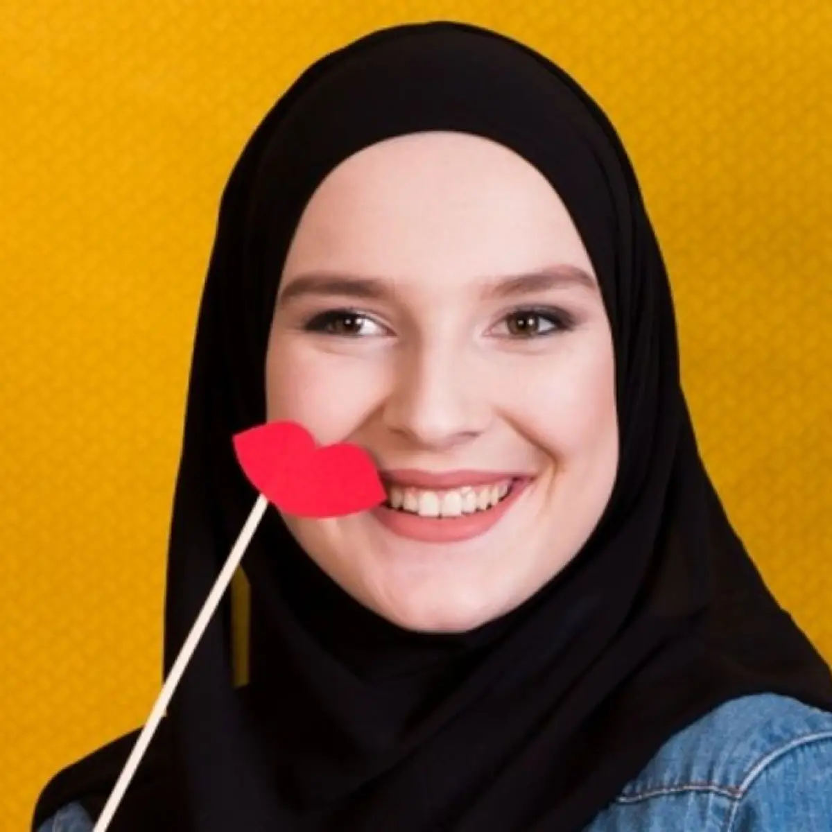Menjaga Keabsahan Ibadah: Panduan Cerdas Muslimah Memilih Lipstik Transferproof yang Ramah Wudhu