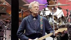 Momen Tak Terduga: Konser Legendaris Eric Clapton di Madrid Terhenti Akibat Pelemparan Benda dari Penonton