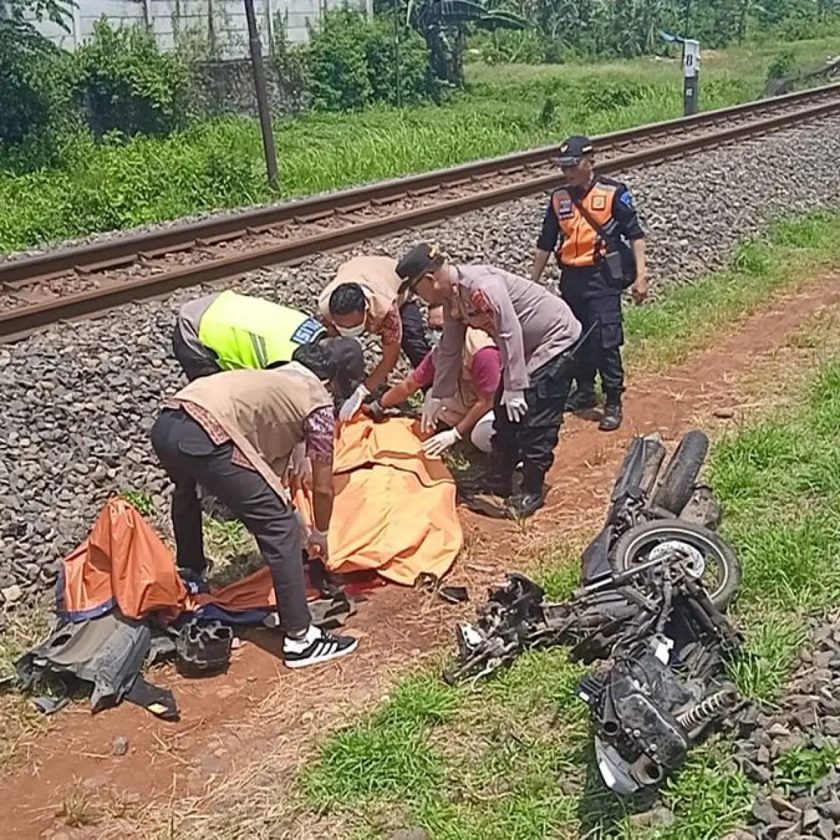 petugas penjaga pintu perlintasan kereta api berseragam lengkap (Foto: Jateng)