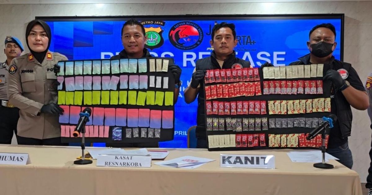 Polres Metro Jakarta Utara menggelar barang bukti cartridge vape Etomidate saat penangkapan WNA China bandar narkoba di sebuah apartemen di Jakarta Utara. [Foto: Jakarta Hype]