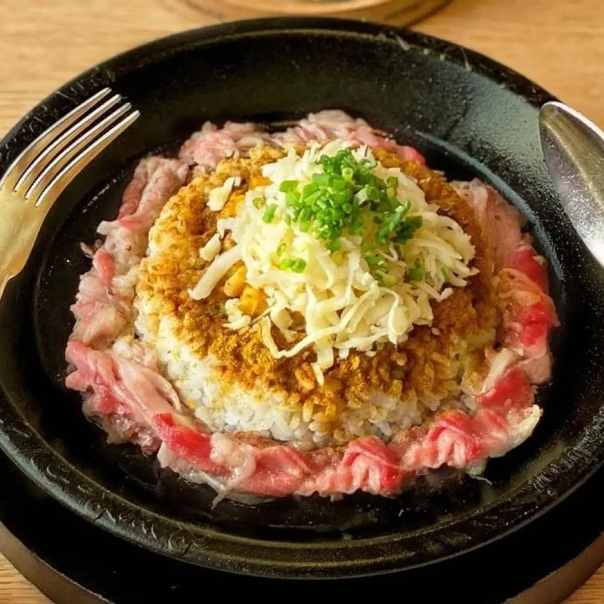 close-up tangan menyendok beef pepper rice panas di atas hotplate (Foto: Image)